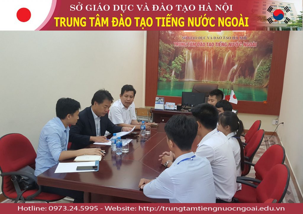 Các học viên bắt đầu vào gặp mặt Đại diện Hiệp hội các doanh nghiệp vừa và nhỏ Hàn Quốc