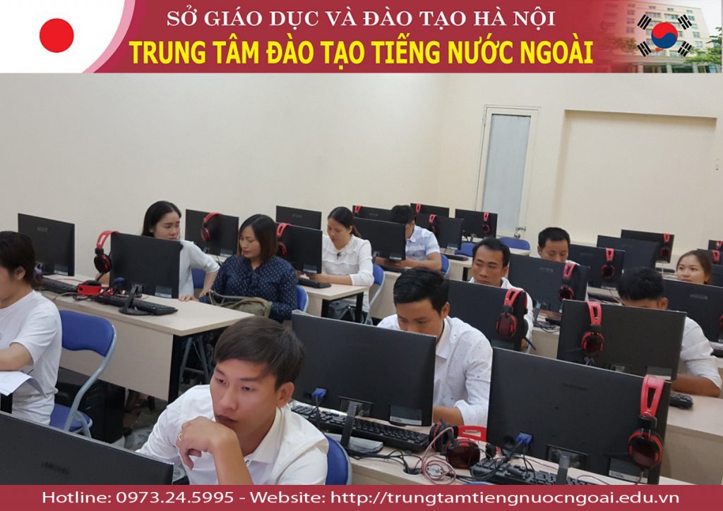 Các học viên ngồi đợi tham gia buổi giao lưu gặp mặt