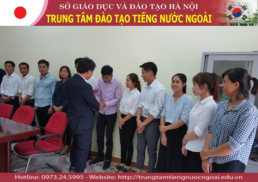 Ngài chủ tịch JANG, SEON-OH bắt tay với 15 ứng viên sáng giá nhất trong buổi phỏng vấn