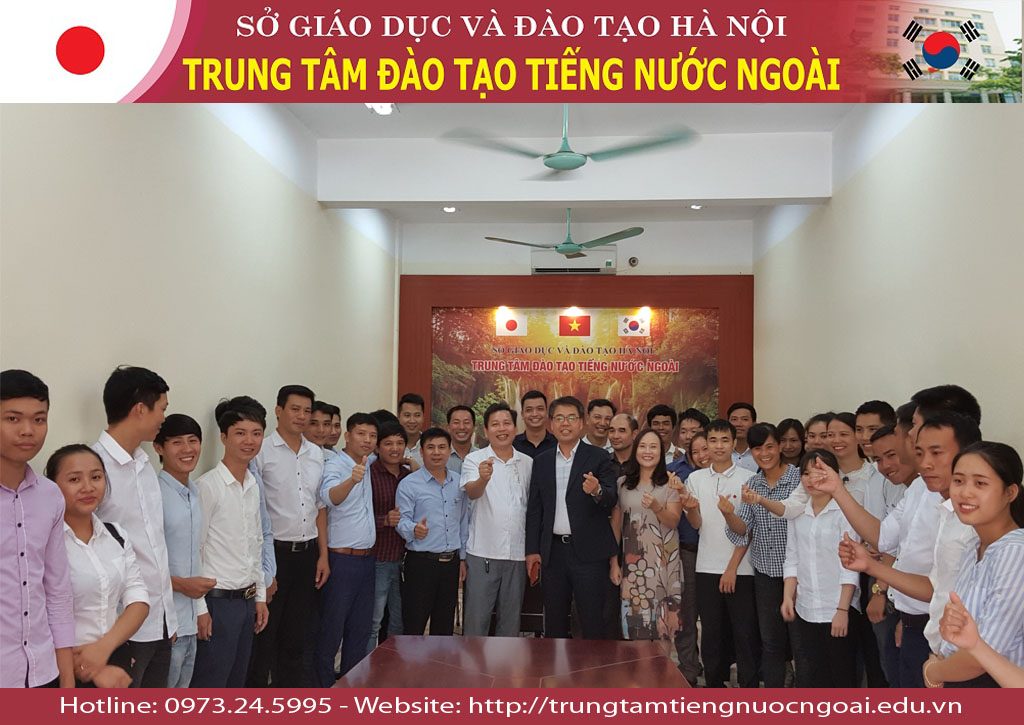 ngài chủ tịch JANG, SEON-OH đã chụp ảnh cùng toàn bộ các học viên